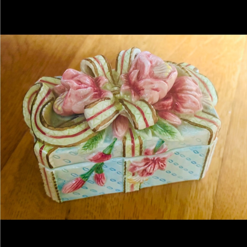 Vintage Fitz & Floyd Jewelry Trinket Box with Ribbons, Bows, & Flowers Gold Trim